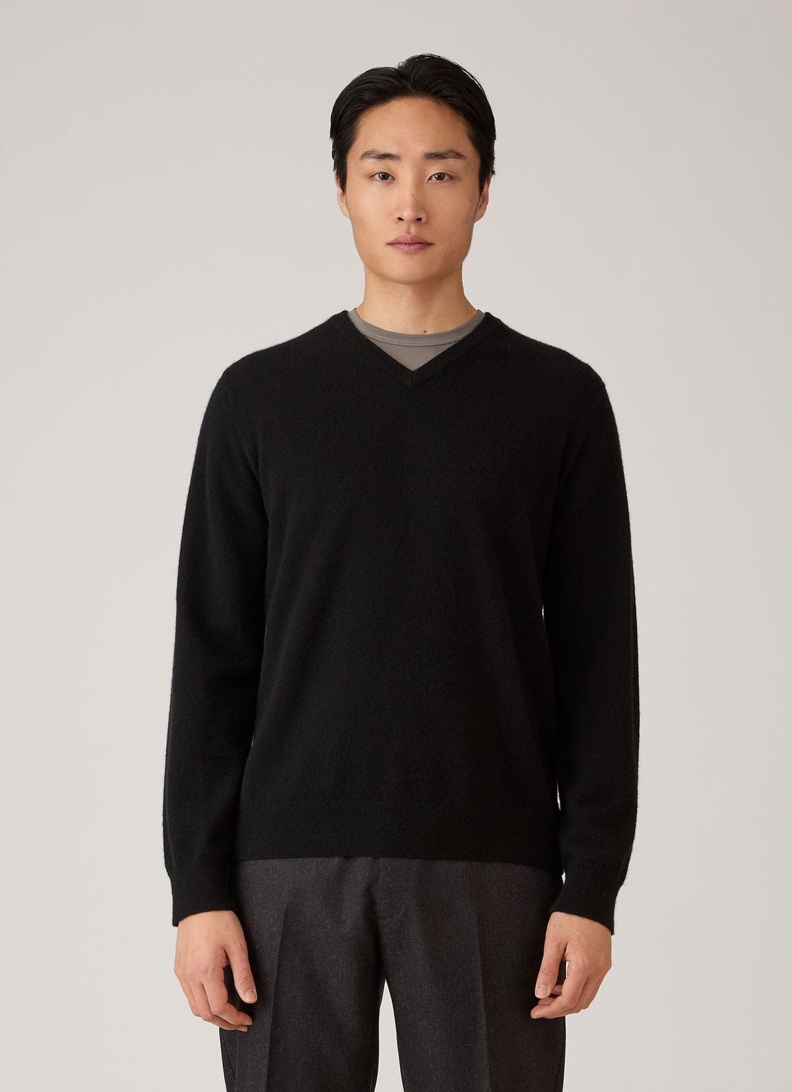 Men's Cashmere V-neck Jumper in Black