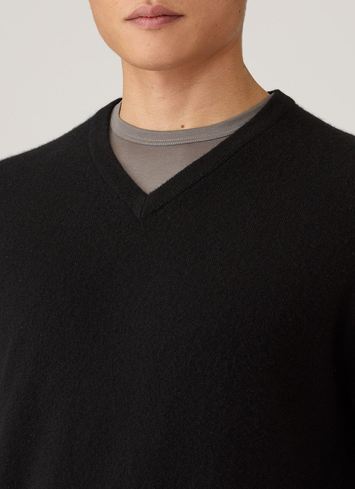 Men's Cashmere V-neck Jumper in Black